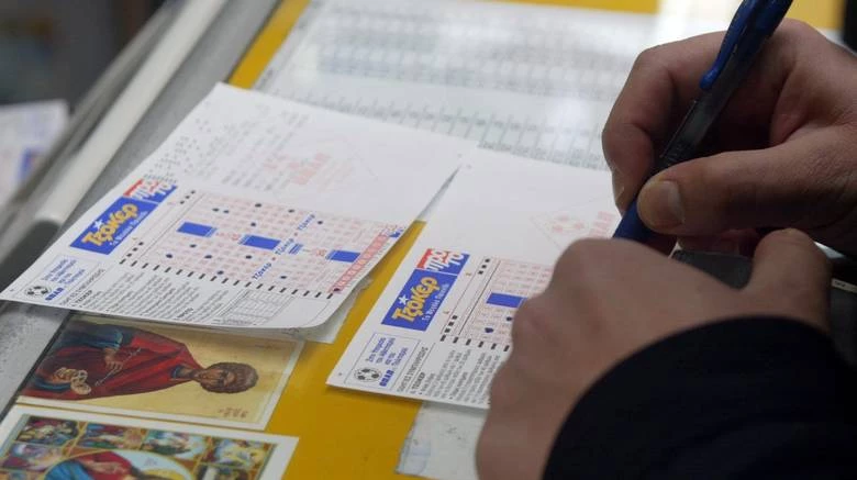 Αυτό θα πει τύχη: Με 50 λεπτά κέρδισε 2,7 εκατ. ευρώ ο ένας από τους δύο υπερτυχερούς του τζόκερ